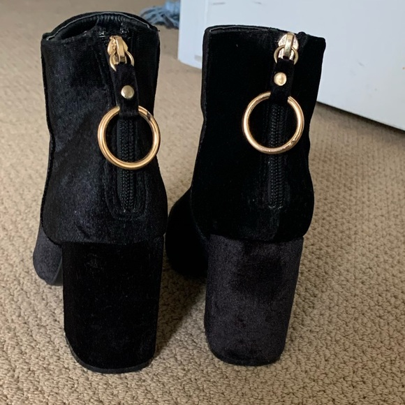 Yoki booties size 8.5 but fit small. ( *FIT LIKE 7.5 ) In great condition! $15 - Picture 2 of 4